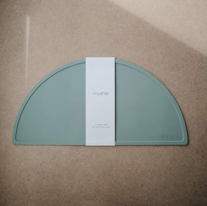 Mushie Tapete de silicone para crianças | Design antiderrapante | Material: Silicone de qualidade alimentar | Fácil de limpar e resistente a manchas | Livre de BPA e ftalatos (Azul Cambridge)