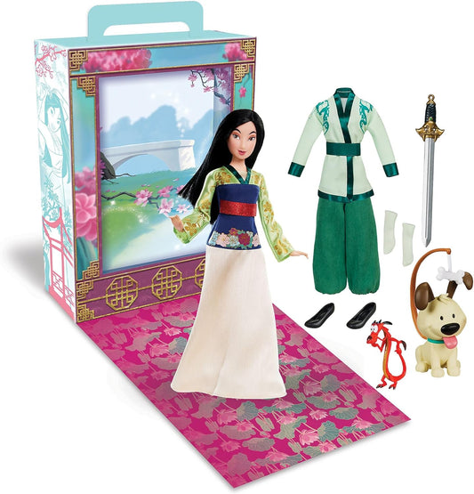 Disney Store Official Mulan Story Doll para crianças, 29 cm/11”, com Mushu e irmãozinho, 2 roupas, acessórios, pacote de colorir e atividades e caixa que se dobra para um palco de jogo, adequado para maiores de 3 anos