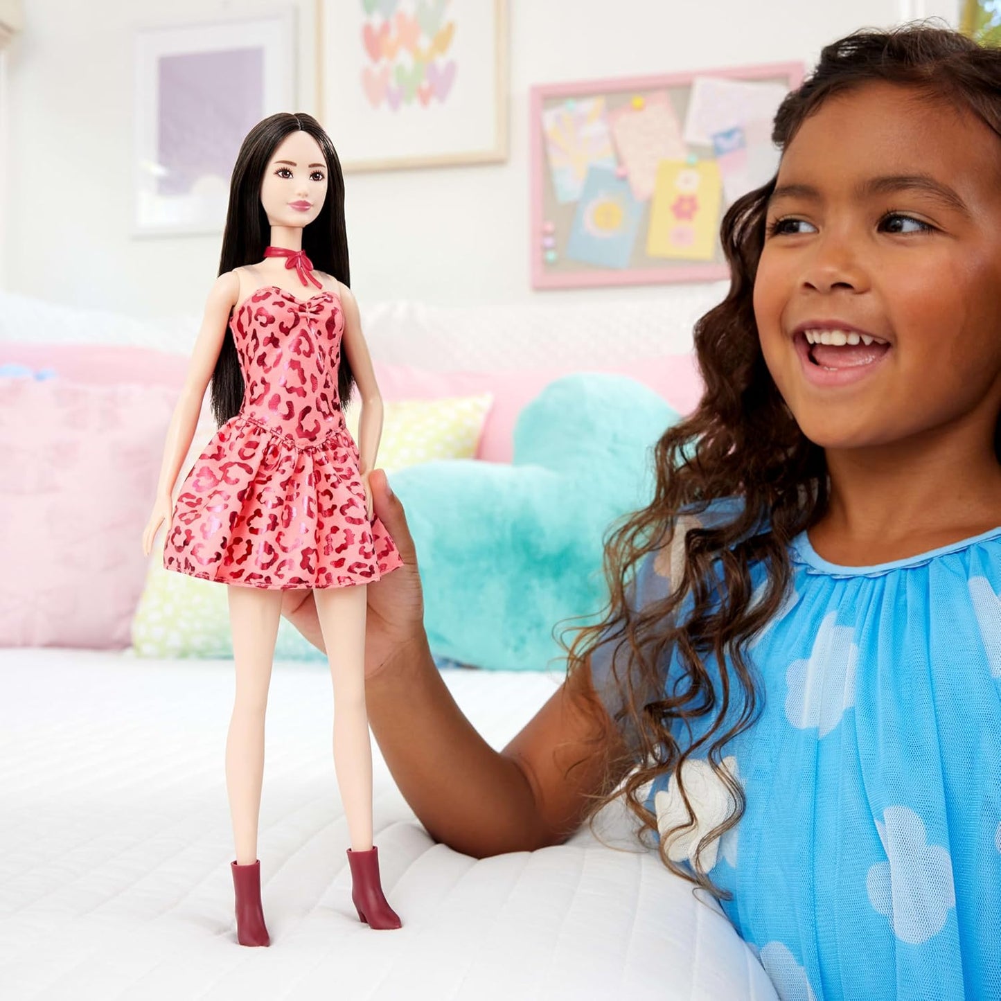 Barbie Boneca Fashionistas nº 246 com cabelo preto, vestido tomara que caia rosa com estampa de leopardo e acessórios como colar e botas, JJN59