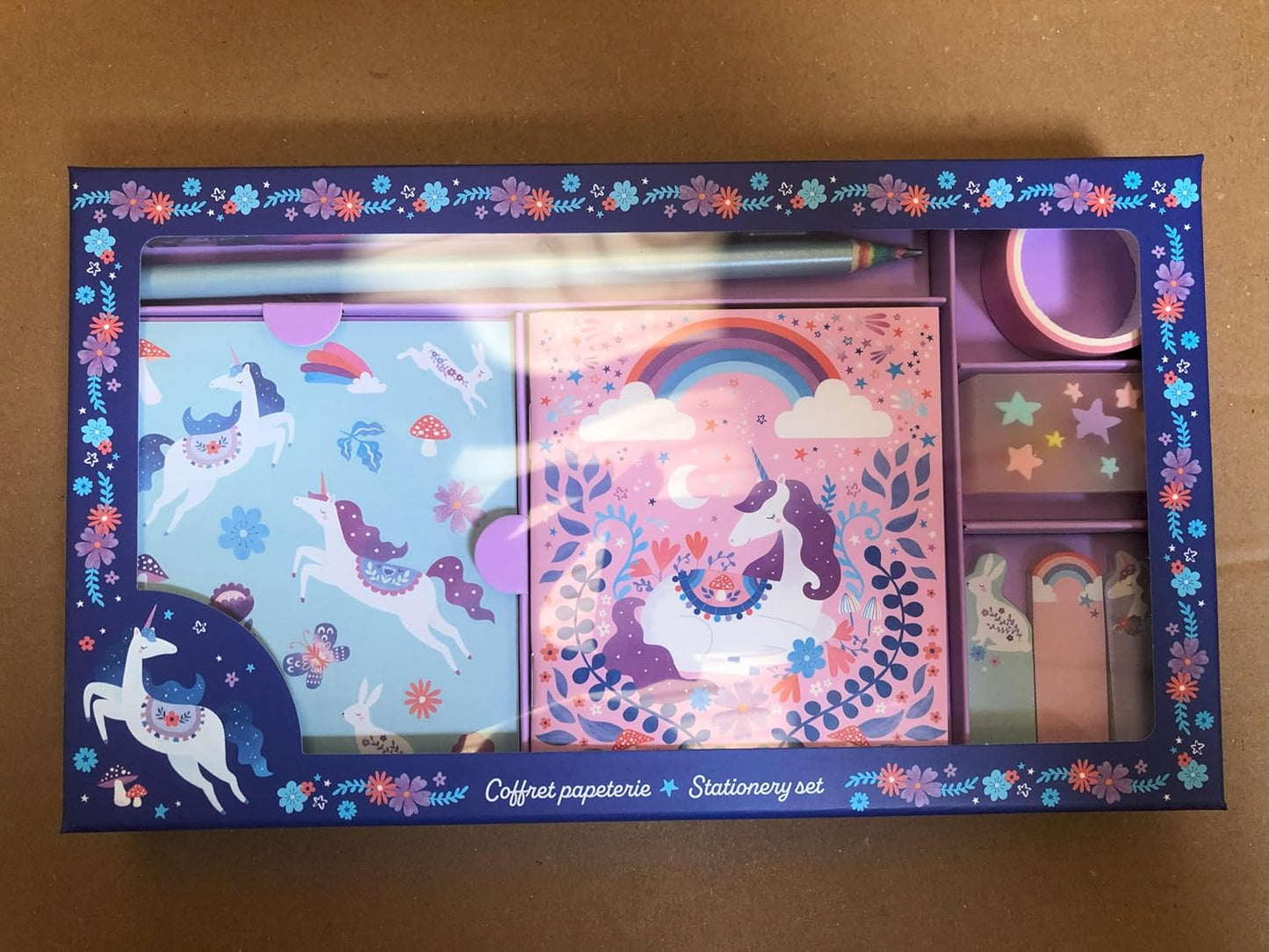 Janod - Conjunto de Papelaria - Adesivos, 1 Caderno de 24 Páginas, 3 Blocos de Notas Adesivos, 1 Lápis, Fita Adesiva, 1 Caneta, 1 Borracha - Lazer Criativo - 6 Anos ou mais - J08940