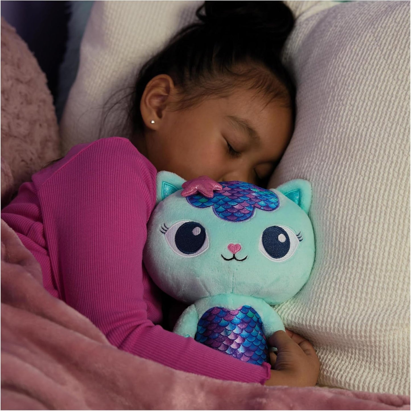 Gabby’s Dollhouse, Sereia-Gata Fin-Tastic, Brinquedo de Pelúcia Premium, Animal de Pelúcia de 25cm de Altura com Cauda de Sereia Móvel, Brinquedo Infantil para Meninas e Meninos a partir de 3 Anos