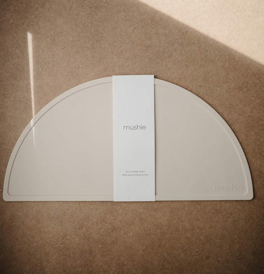 Mushie Tapete de silicone para crianças | Design antiderrapante | Material: Silicone de qualidade alimentar | Fácil de limpar e resistente a manchas | Livre de BPA e ftalatos (Areia movediça)