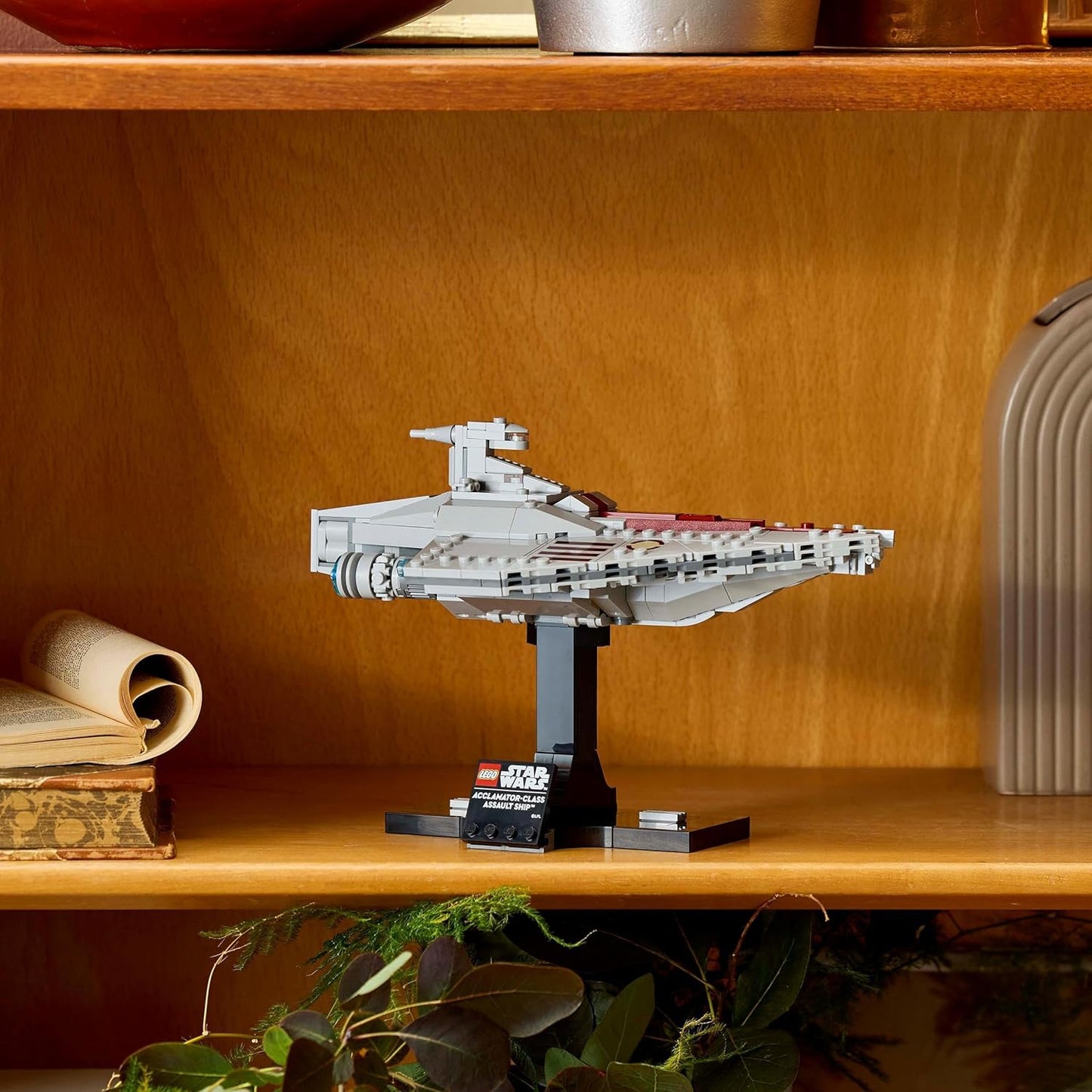 LEGO Star Wars 75404 Navio de assalto classe Acclamator, conjunto de construção de modelo de nave estelar colecionável com expositor, ideia de presente de aniversário para adolescentes e adultos
