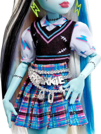 Muñeca Monster High Frankie Stein, muñeca Frankenstein moderna con pelo blanco y negro, juguete para perro Watzie y accesorios para muñecas, juguetes para mayores de 4 años, una muñeca, HHK53