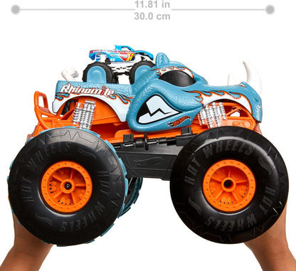 Hot Wheels Monster Trucks, Carro de Controle Remoto, HW Rhinomite Transformável em Escala 1:12 com Caminhão de Brinquedo Race Ace em Escala 1:64, Converte-se em Lançador, Conecta-se à Pista Laranja, HPK27