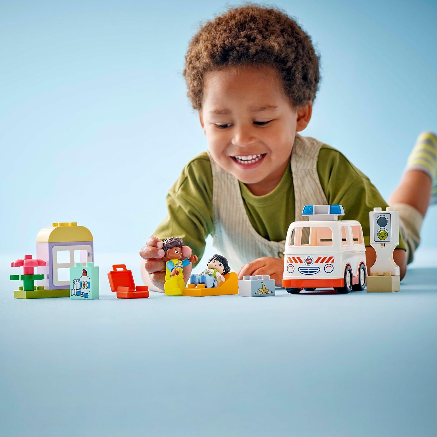 LEGO Conjunto de ambulância e motorista DUPLO, brinquedo educacional Montessori para crianças de 2 anos ou mais, meninos e meninas, ótimo para brincadeiras criativas, desenvolve pensamento lógico, dramatização e habilidades motoras finas