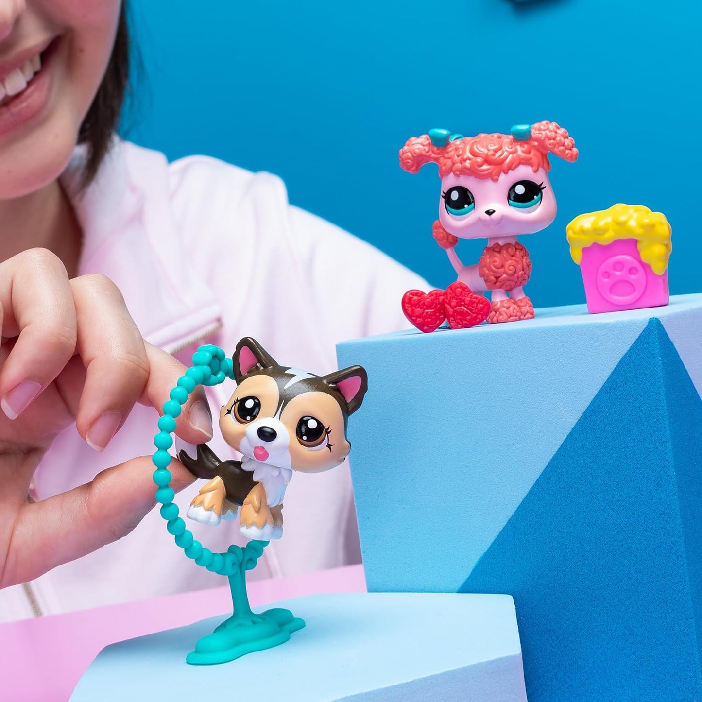 Littlest Pet Shop Série 2 Pet Pairs - Pacote com 2 (UM ENVIADO ALEATORIAMENTE) | Cada pacote contém 2 mini brinquedos LPS Pet, 3 acessórios, 1 cartão colecionável e 1 código virtual | Brinquedos colecionáveis para meninas e meninos