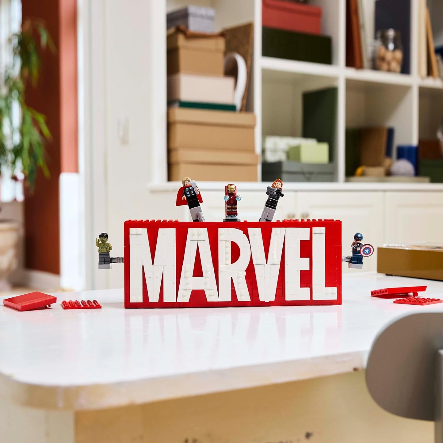 LEGO Marvel: MARVEL Logo & Minifigures - Brinquedo de construção de super-heróis com 5 personagens incl. Homem de Ferro, Thor, Viúva Negra e Hulk - Presente dos Vingadores para meninos, meninas e adolescentes com mais de 12 anos