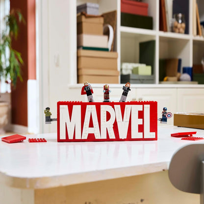 LEGO Marvel: MARVEL Logo & Minifigures - Brinquedo de construção de super-heróis com 5 personagens incl. Homem de Ferro, Thor, Viúva Negra e Hulk - Presente dos Vingadores para meninos, meninas e adolescentes com mais de 12 anos