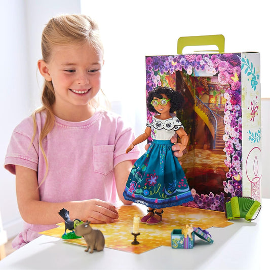 Disney Store Official Mirabel Story Doll para crianças, Encanto, 27 cm/10”, com Jaguar, Pico e Chispi, 2 roupas, acessórios, pacote de colorir e atividades e caixa que se dobra para um palco de brincadeira