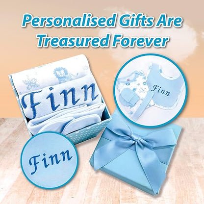 ellabellaboo Presentes personalizados para bebês da – A pequena caixa de presente contém 1 babador personalizado. Outras roupas essenciais para bebês incluem um body, um chapéu e luvas anti-arranhões.