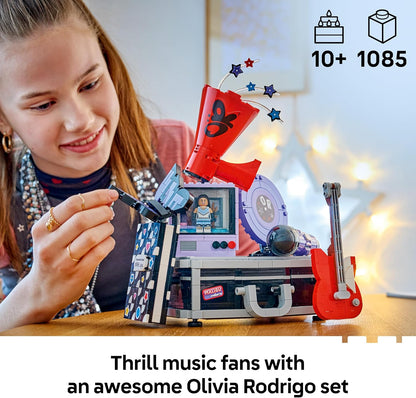 LEGO Olivia Rodrigo – O Esconderijo Secreto – Brinquedo com Maleta, Microfone, Disco, Megafone, TV e Minifigura – Decoração para Quarto Infantil – Presente Musical para Meninas a partir de 10 Anos e Fãs – 43030