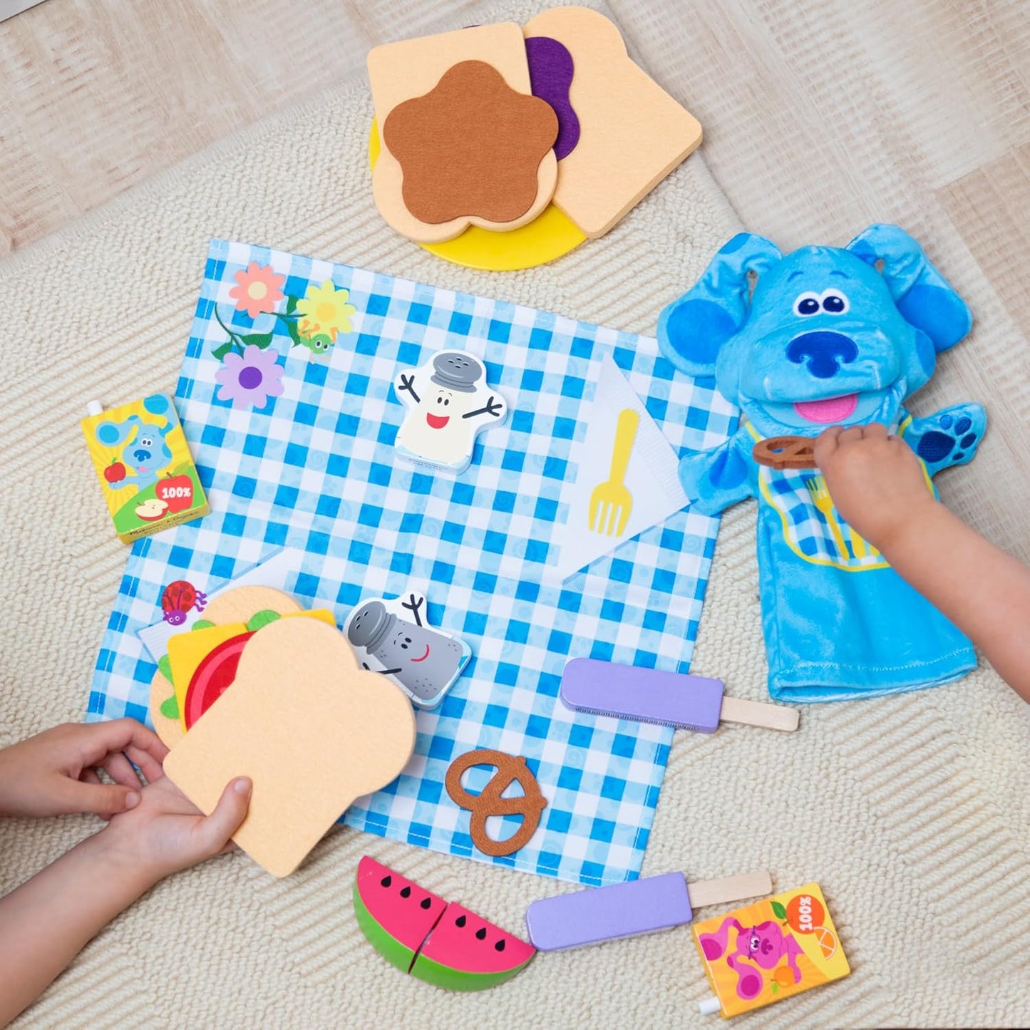 ¡Las pistas de Melissa y Doug Blue y tú! Compartir con Juego de picnic azul con marioneta de mano | Juguete de juego de rol para niños | 3 y superiores | Regalo para niños o niñas | Materiales certificados FSC