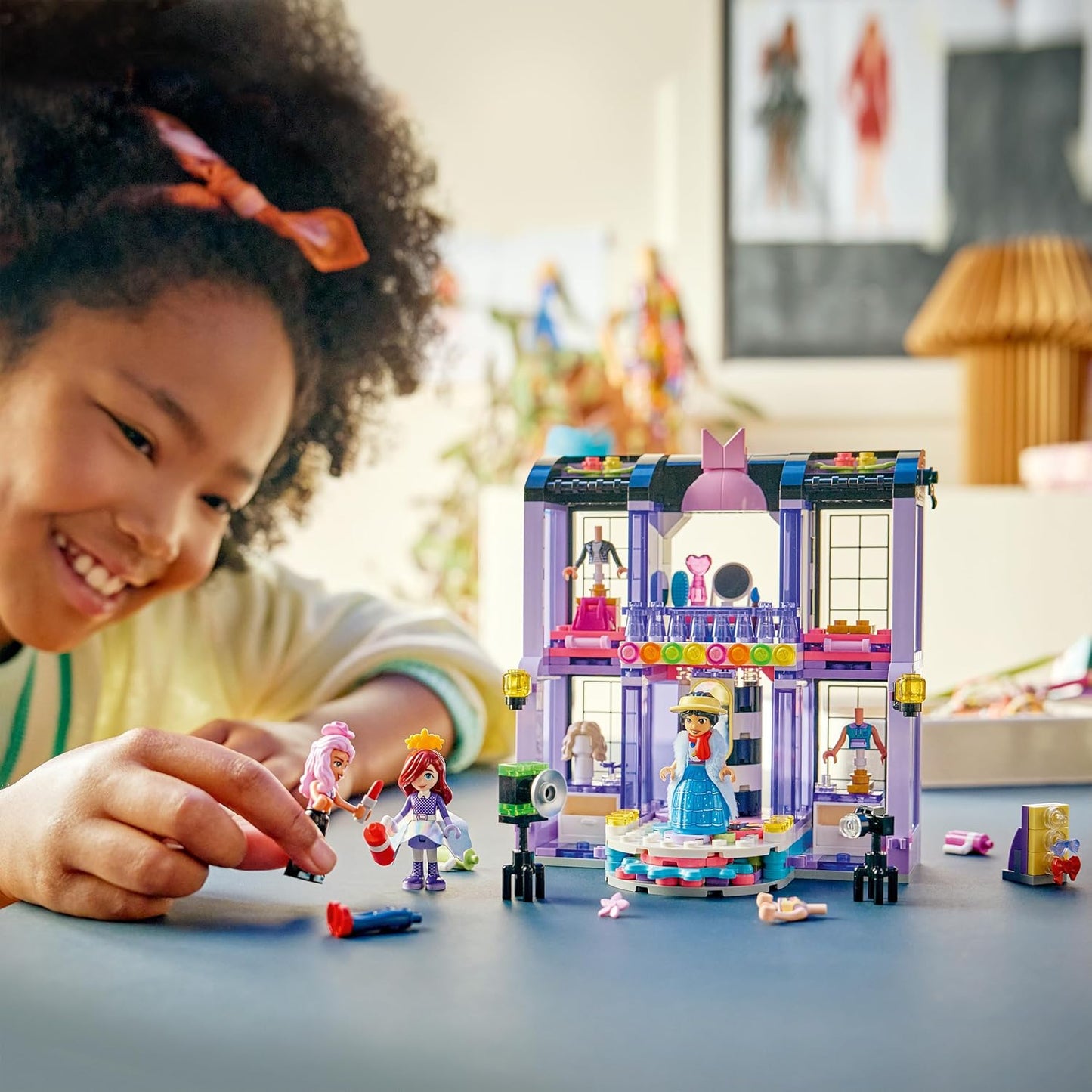 LEGO Friends Desfile de Moda de Heartlake City - Brinquedo de Vestir com 3 Mini Bonecas, Passarela, Roupas Personalizáveis incluindo Saia, Casaco, Chapéus e Acessórios - Presente Criativo para Meninas a partir de 7 Anos - 42685