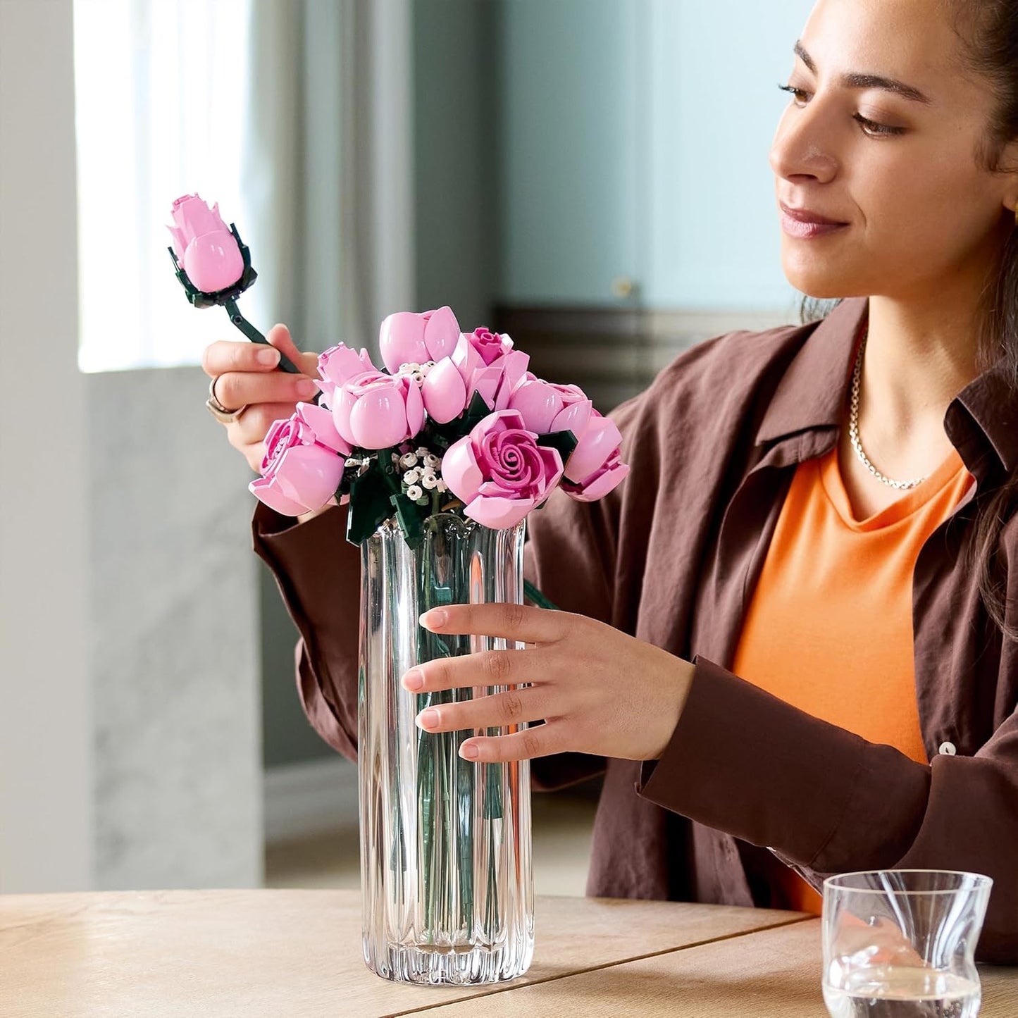 LEGO Botanicals Buquê de Rosas Cor-de-Rosa - Conjunto de Construção de Flores Artificiais para Adultos - Inclui 12 Rosas Artificiais e 4 Ramos de Gipsofila para Decoração de Casa - Ideia de Presente DIY - 10374