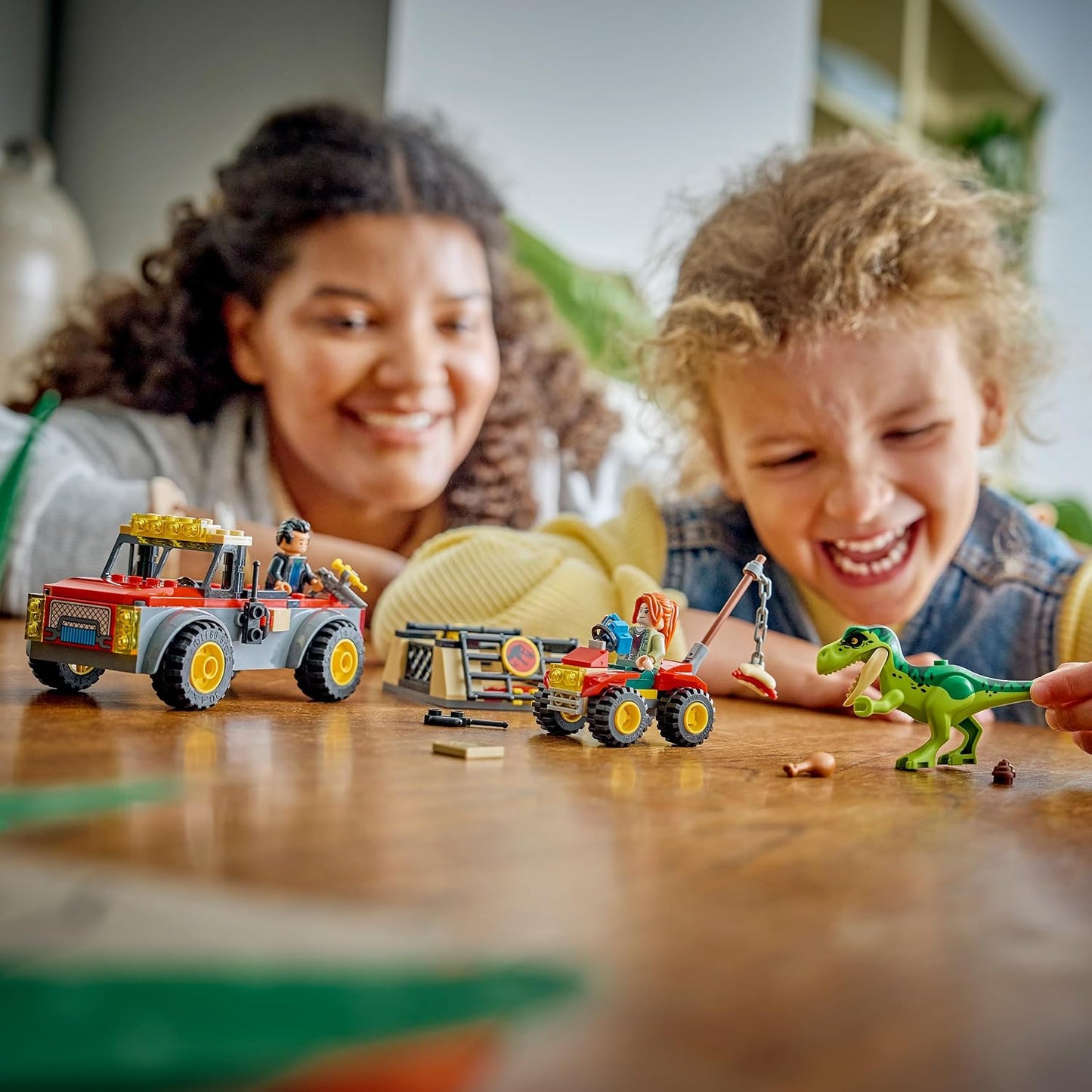 LEGO Jurassic World – Caminhão de Transporte de T. rex Jovem – Inclui figura de dinossauro, modelo de quadriciclo e 2 minifiguras – Presente de aniversário com tema de dinossauro para meninos e meninas a partir de 4 anos – 77978