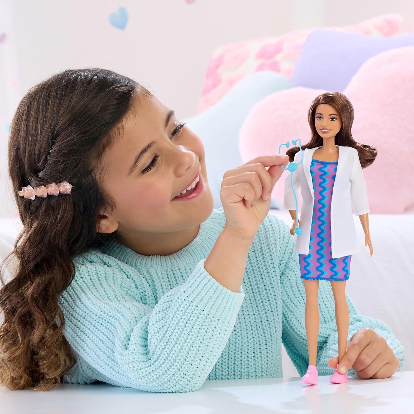 Barbie Profissões Médicas - Boneca Fashion com Roupa Removível: Jaleco Branco, Vestido e Sapatos, Além de Estetoscópio como Acessório, JKF76