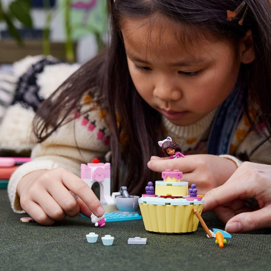 LEGO Gabby's Dollhouse Conjunto de Brinquedo de Construção Bakey with Cakey Fun 10785 para Fãs da Série de Animação DreamWorks, Cozinha de Faz de Conta, Forno e Cupcake Gigante para Decorar, Presente para Crianças a partir de 4 Anos