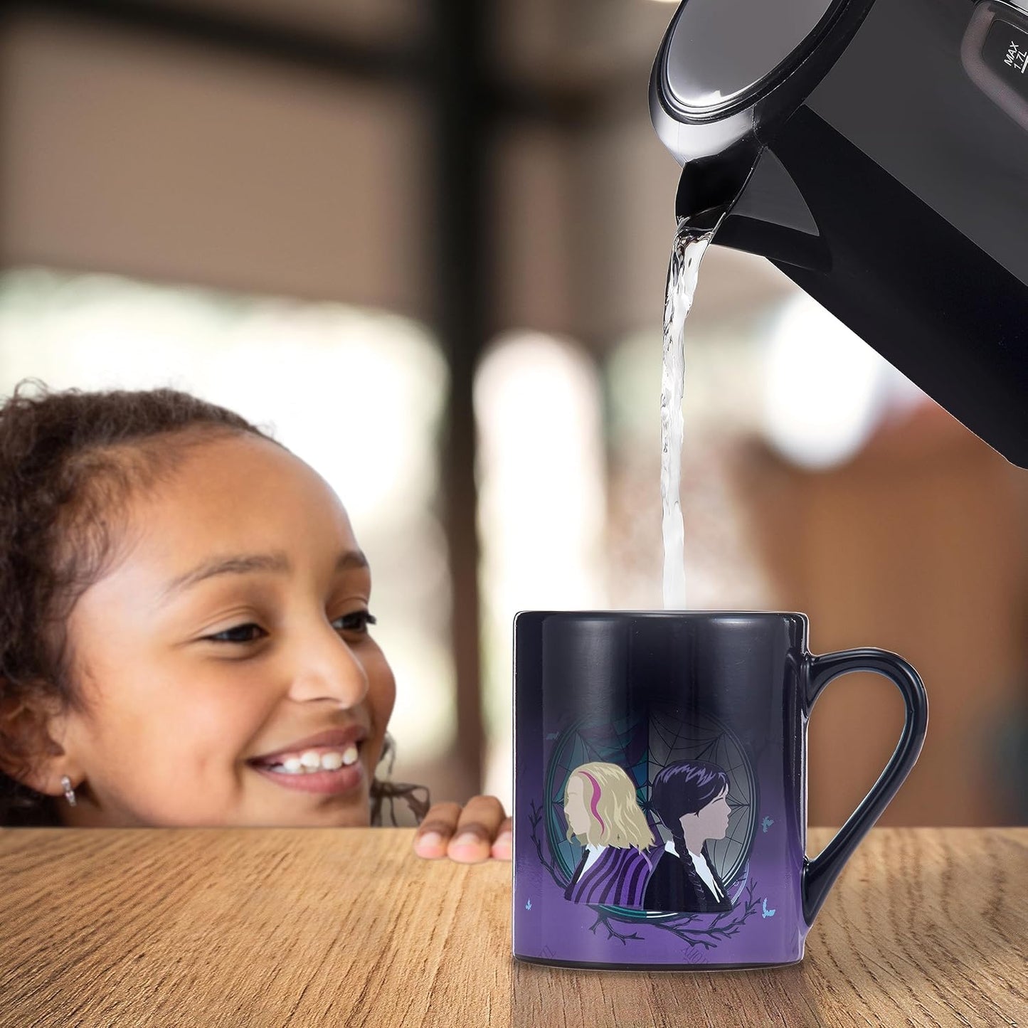 UAU! COISAS Caneca oficial de quarta-feira com troca de calor de Wednesday e Enid | Heat revela a janela do dormitório Nevermore | Caneca de presente oficial para fãs da série Wednesday na Netflix