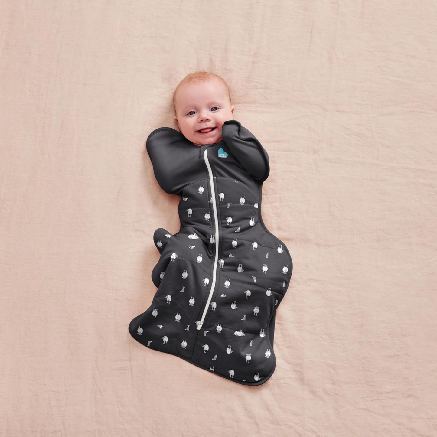 Love To Dream™ Swaddle UP™, Médio 6-8,5 kg - Lamb's Best Friend Carvão | Ajuste perfeito, promove um sono saudável | 2,5 Tog Ideal para o inverno e outono (16–20 °C) | Algodão e lã orgânicos, lavável à máquina
