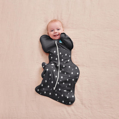 Love To Dream™ Swaddle UP™, Médio 6-8,5 kg - Lamb's Best Friend Carvão | Ajuste perfeito, promove um sono saudável | 2,5 Tog Ideal para o inverno e outono (16–20 °C) | Algodão e lã orgânicos, lavável à máquina