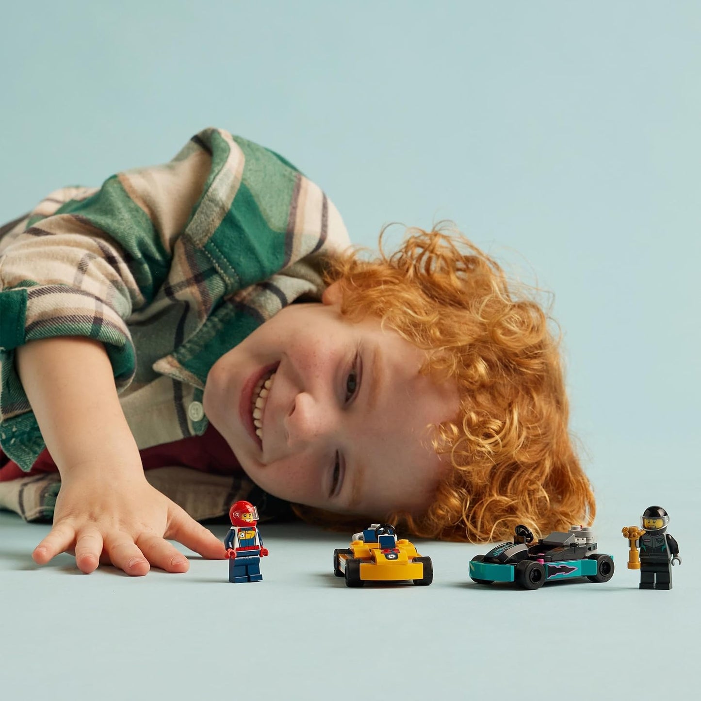 LEGO City Go-Karts e pilotos de corrida, conjunto de brinquedos de veículos de corrida para meninos e meninas de 5 anos ou mais e fãs de brinquedos de carros de corrida com 2 minifiguras de motorista, pequeno presente para