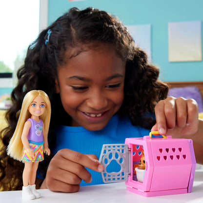 Barbie Conjunto de Brinquedo Chelsea® com Bolsa para Cachorrinho, Boneca Pequena Loira e Acessórios, Bolsa para Cachorrinho com Peças Temáticas de Cachorrinho, JDF89