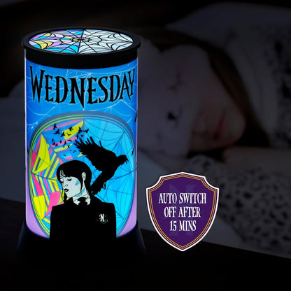 WOW! STUFF Light Revealers Wednesday Addams Night Light - Luminária com cena 360° e desligamento automático - Alimentada por USB ou bateria - Decoração de quarto portátil para crianças e adultos - Presente oficial