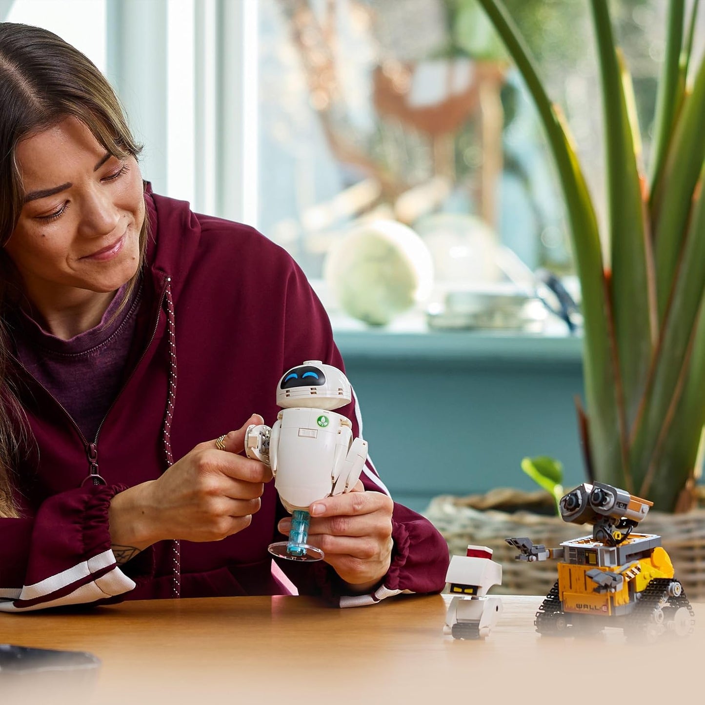 LEGO | Disney Pixar WALL-E e EVE - Kit de Modelo para Exibição para Adultos - Robôs Montados com Peças e Figuras de M-O e Hal - Decoração DIY para Casa - Presente Colecionável para Fãs - 43279