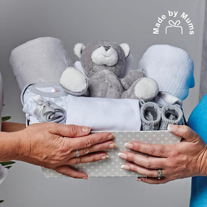 Conjunto de presentes para bebês meninos - 12 itens essenciais para recém-nascidos - Presentes ideais para chá de bebê para meninos, Baby Box Shop Conjunto de presentes personalizados para bebês meninos - 12 presentes