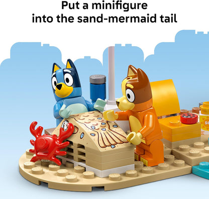 LEGO Bluey: Brinquedo de Praia e Passeio de Carro em Família da Bluey com 3 minifiguras incluindo Bingo e Chilli, além de 2 pranchas de surfe, um Castelo de Areia e Acessórios Divertidos - Presente de Aniversário