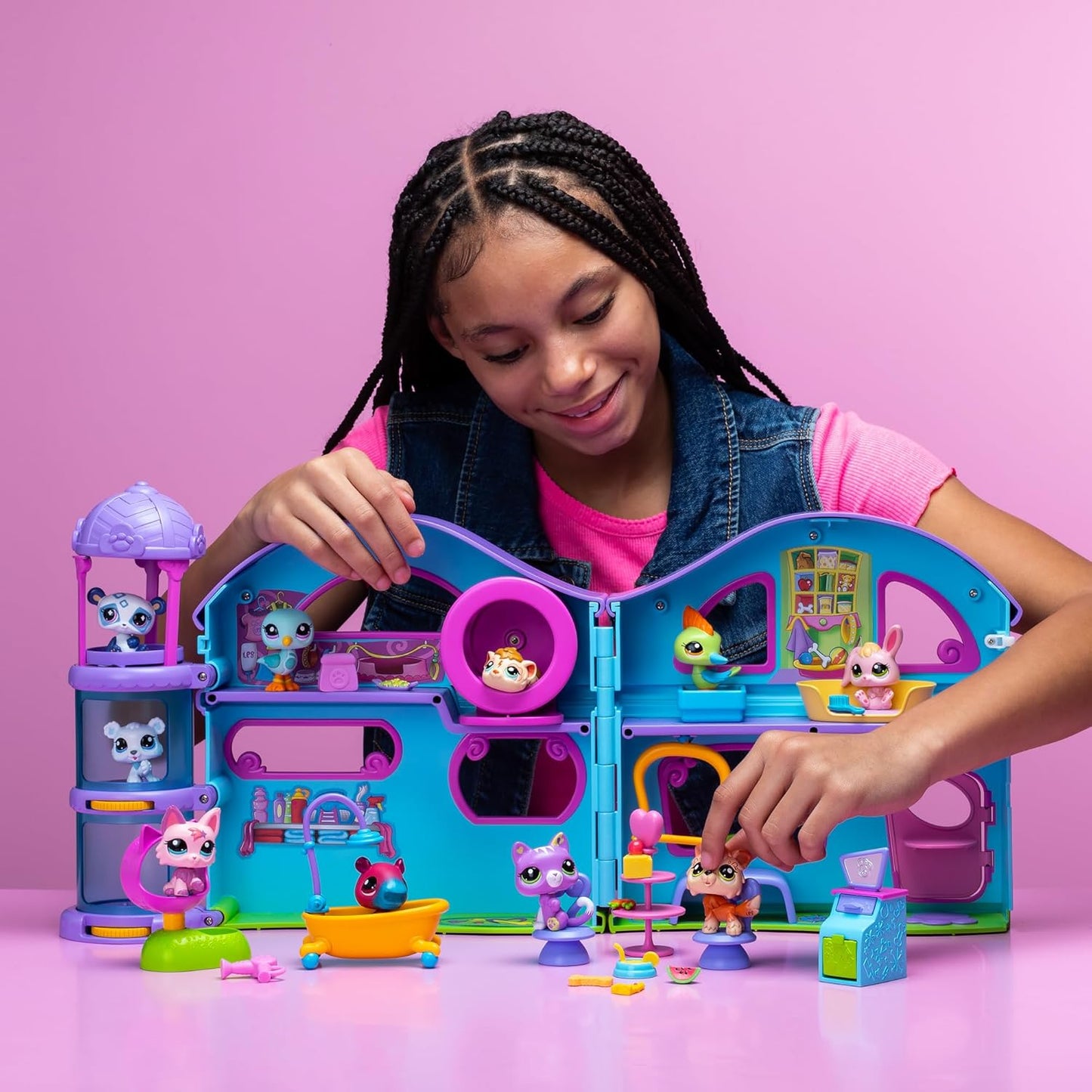 Littlest Pet Shop Conjunto Série 2 | Conjunto LPS com 2 miniaturas de animais de estimação, 20 acessórios, 1 cartão colecionável e 1 código virtual | Brinquedos colecionáveis de animais para meninas e meninos