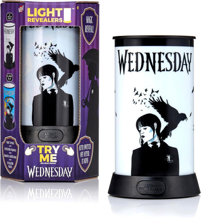 WOW! STUFF Light Revealers Wednesday Addams Night Light - Luminária com cena 360° e desligamento automático - Alimentada por USB ou bateria - Decoração de quarto portátil para crianças e adultos - Presente oficial