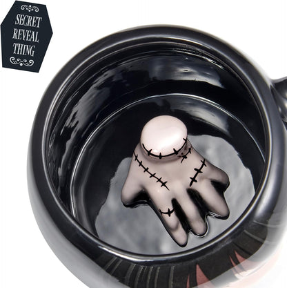 Caneca 3D para presente WOW! STUFF Wednesday and Thing | Mistério dentro | Produtos oficiais da Wednesday, itens colecionáveis, brinquedos e presentes | Para adolescentes, pré-adolescentes e adultos