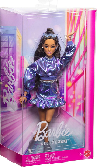 Barbie Deluxe Style Boneca nº 7 com blusa e saia azul metálica, cabelo castanho ondulado, acessórios como joias prateadas, bolsa de cristal e óculos de sol, JFP42