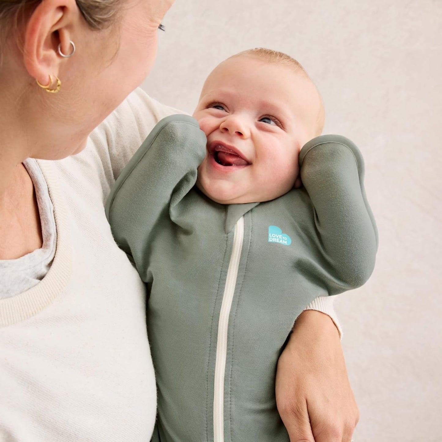 Love To Dream™ Swaddle UP™, Tamanho Pequeno (3,5–6 kg) – Verde Oliva Escuro | Ajuste Perfeito, Favorece uma Rotina de Sono Saudável | 1.0 Tog Ideal para Primavera e Verão (20–24°C) | Algodão Lavável à Máquina com Zíper Duplo