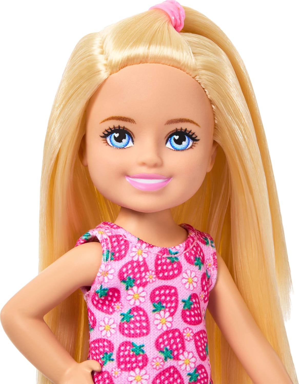 Barbie Boneca Club Chelsea, tamanho pequeno, 15 cm, com cabelo loiro, vestido removível com estampa de morango e sapatos, JJB33