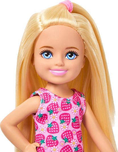 Barbie Boneca Club Chelsea, tamanho pequeno, 15 cm, com cabelo loiro, vestido removível com estampa de morango e sapatos, JJB33