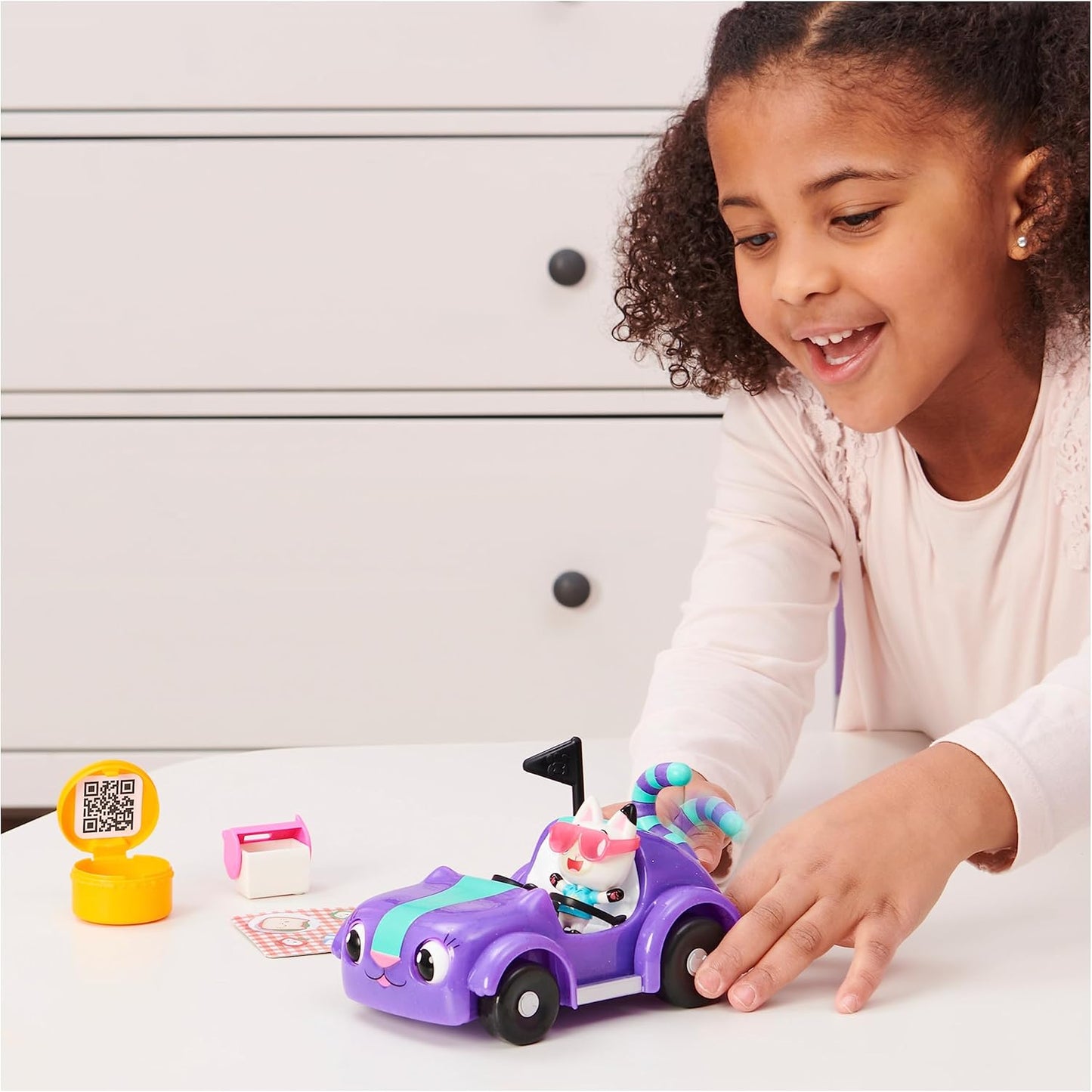 Gabby’s Dollhouse Carrinho de brinquedo Carlita com figura colecionável Pandy Paws e 2 acessórios, brinquedo infantil para crianças a partir de 3 anos.