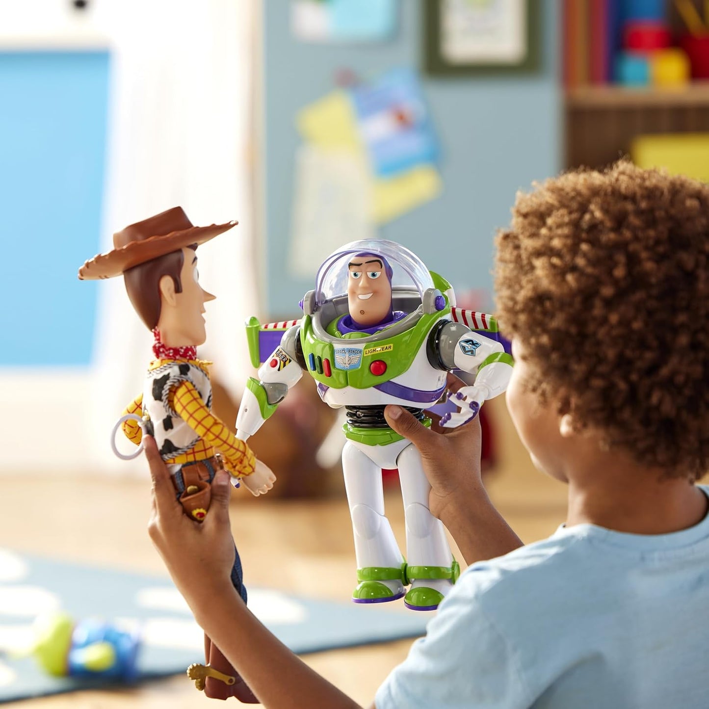 Disney Boneco de ação interativo e falante do Xerife Woody, oficial da Store, do filme Toy Story da Pixar, 39 cm/15 polegadas. Boneco cowboy com cordão que fala mais de 15 frases em inglês e interage com outros personagens.