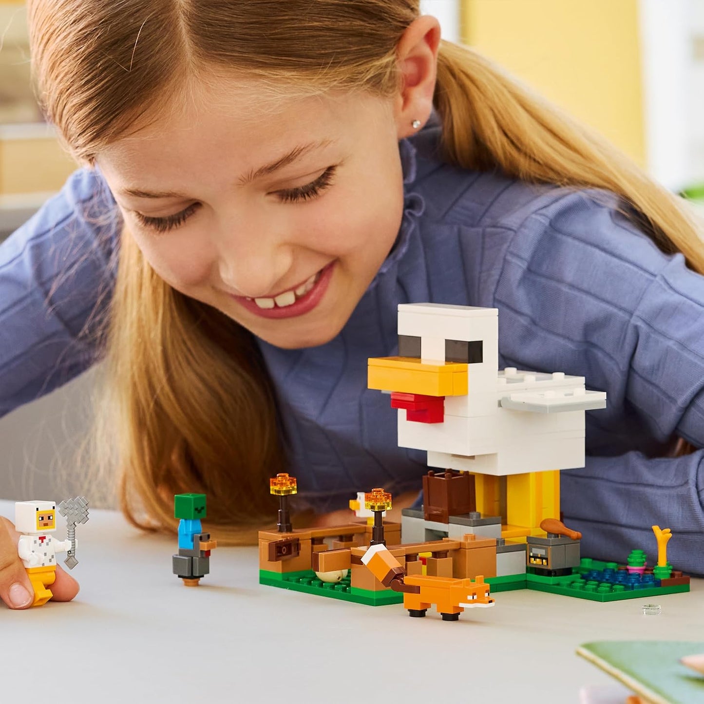 LEGO Minecraft Fazenda de Galinhas - Brinquedo de Construção com Minifigura de Galinha Fã, Zumbi Bebê e Raposa - Presente para Jogadores a partir de 7 Anos - 21585