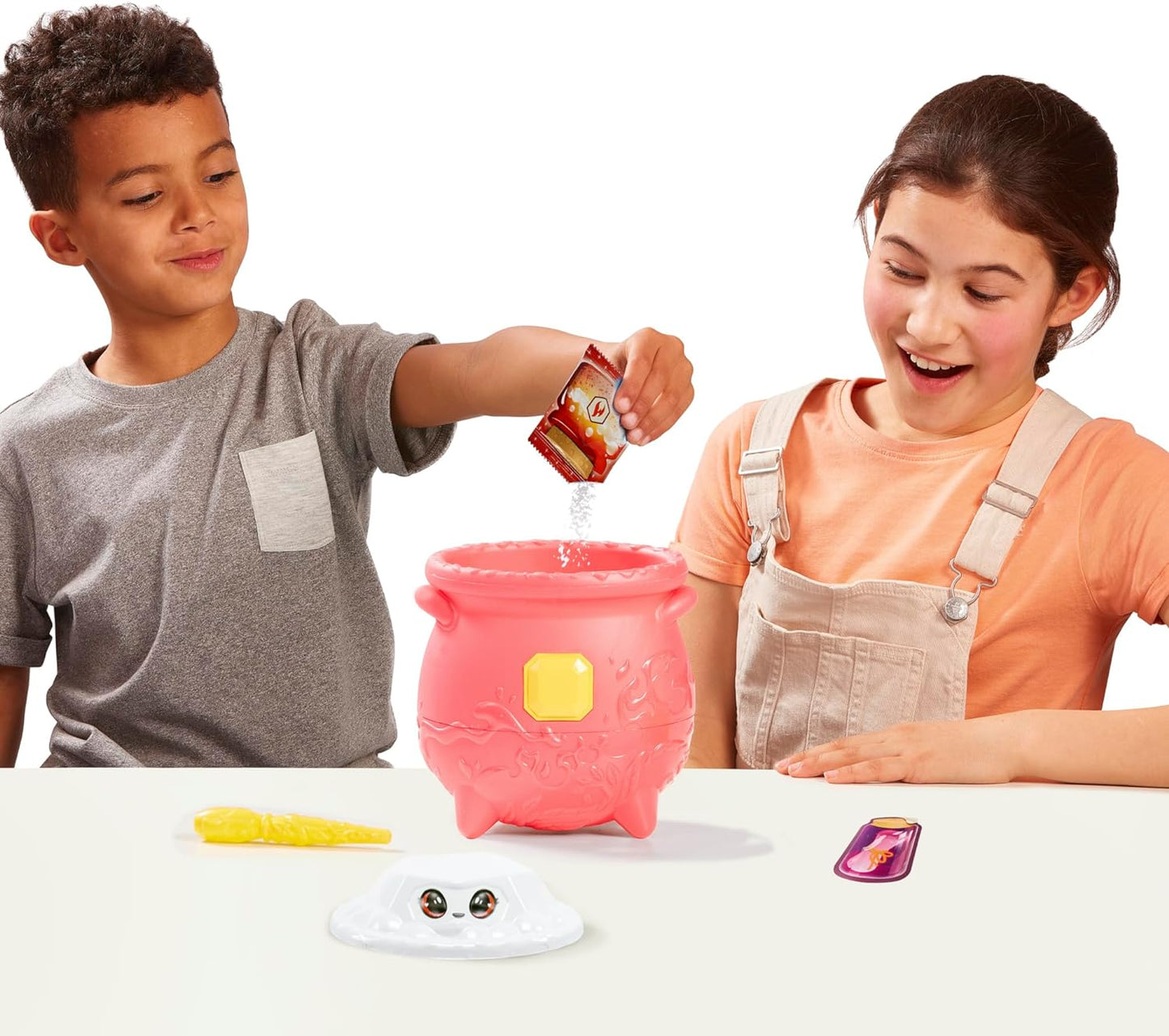 Magic Mixies Caldeirão mágico de fogo surpresa de gema mágica - revele um mixie de pelúcia não eletrônico e um anel mágico com uma revelação pop-up do caldeirão efervescente