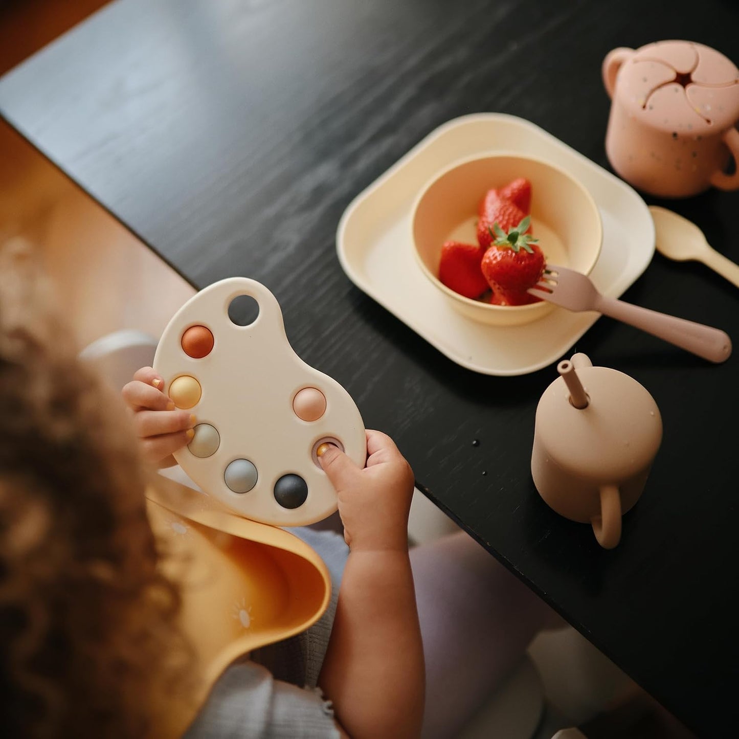 Mushie Brinquedo de apertar | Brinquedo sensorial antiestresse com bolhas | A partir de 10 meses | Brinquedo para aliviar o estresse | 100% silicone de qualidade alimentar e plástico ABS | Design de paleta de pintura (multicolorido)
