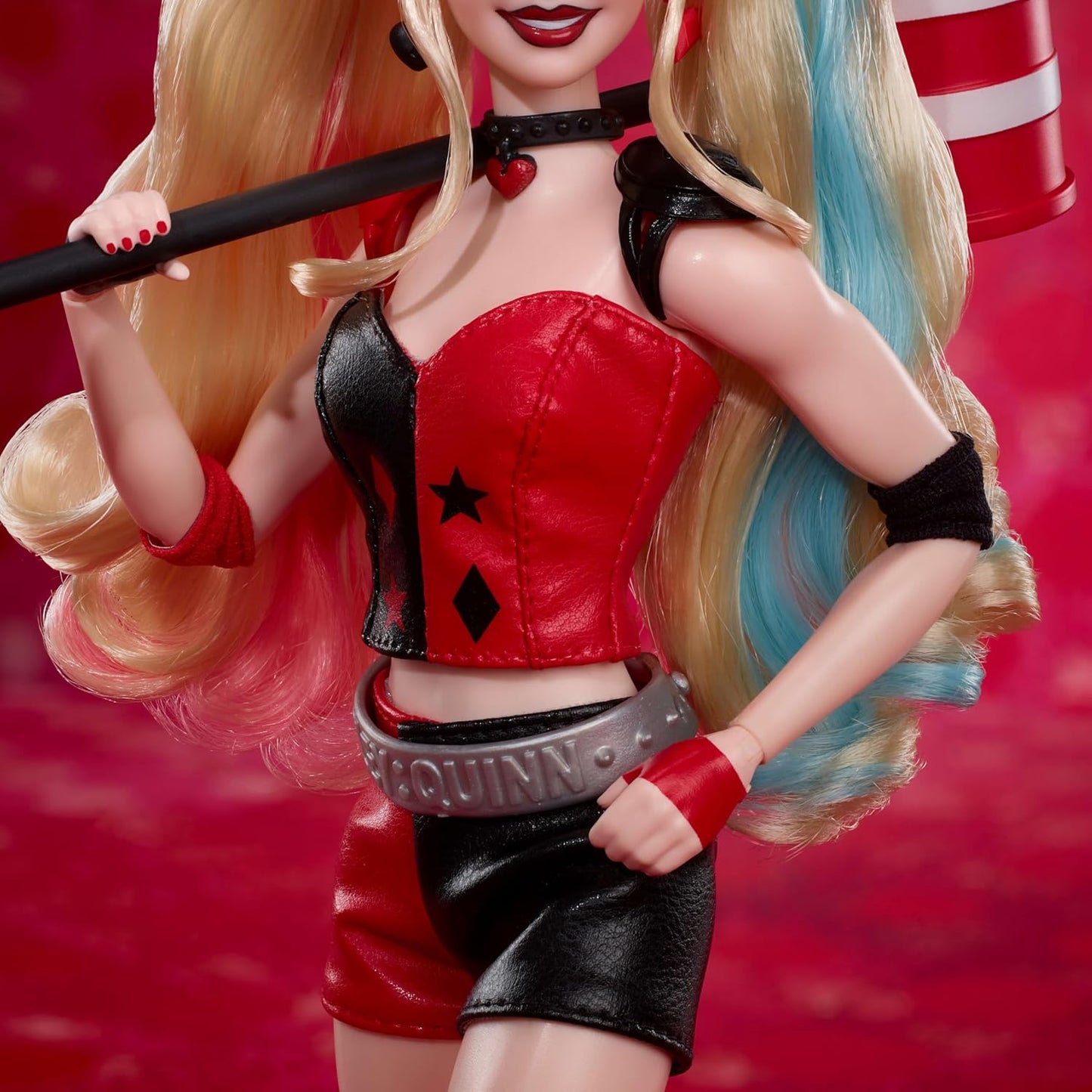Barbie Boneca Signature Harley Quinn de colecionador com corpo articulado, traje icônico e acessório de martelo, item colecionável do 85º aniversário do Batman da DC, HRM84
