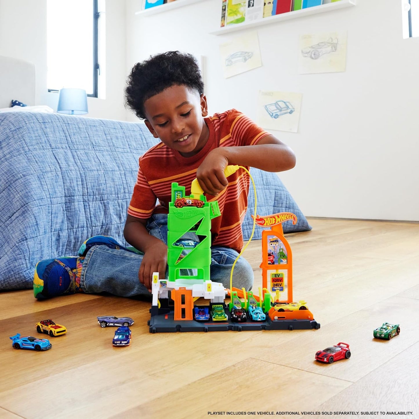 Hot Wheels Let's Race Netflix - Playset City Super Recharge Fuel Station com carregadores EV e carro de brinquedo em escala 1:64, HTN79