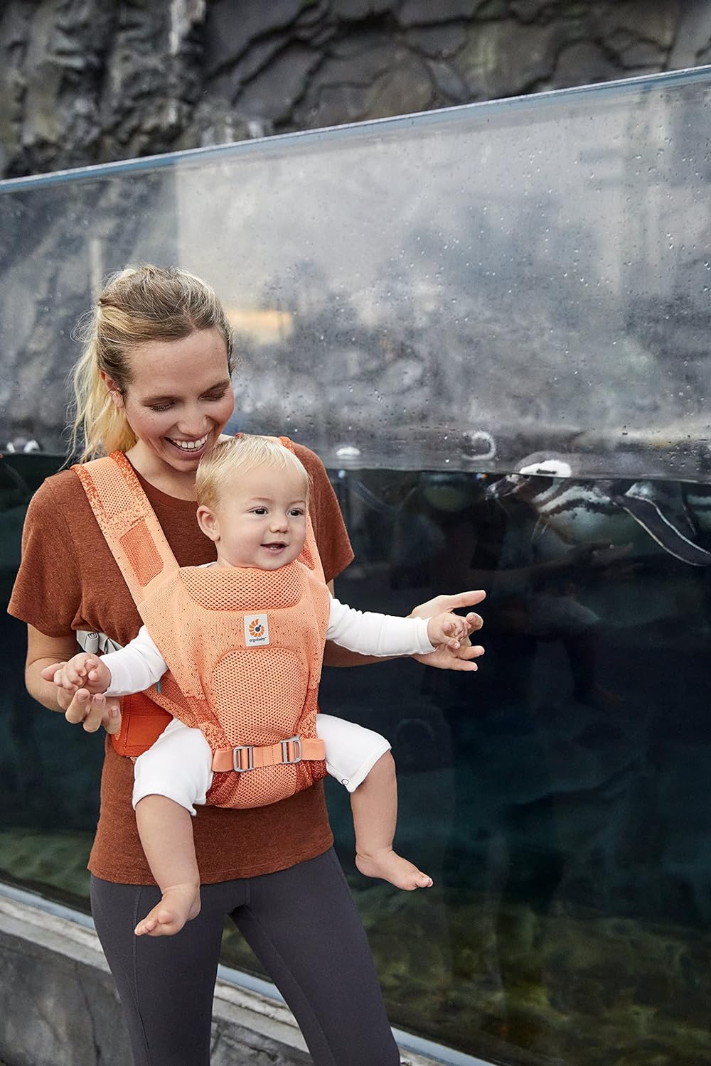 Ergobaby Porta-bebês Aerloom para recém-nascidos e crianças pequenas, 3 posições, porta-barriga ergonômico para bebês, porta-costas, porta-bebês feito de material Formaknit, coral âmbar