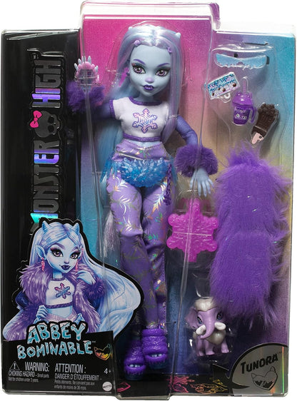 Muñeca Monster High, Abbey Bominable Yeti Fashion Doll con mascota mamut y accesorios temáticos, HNF64, multicolor