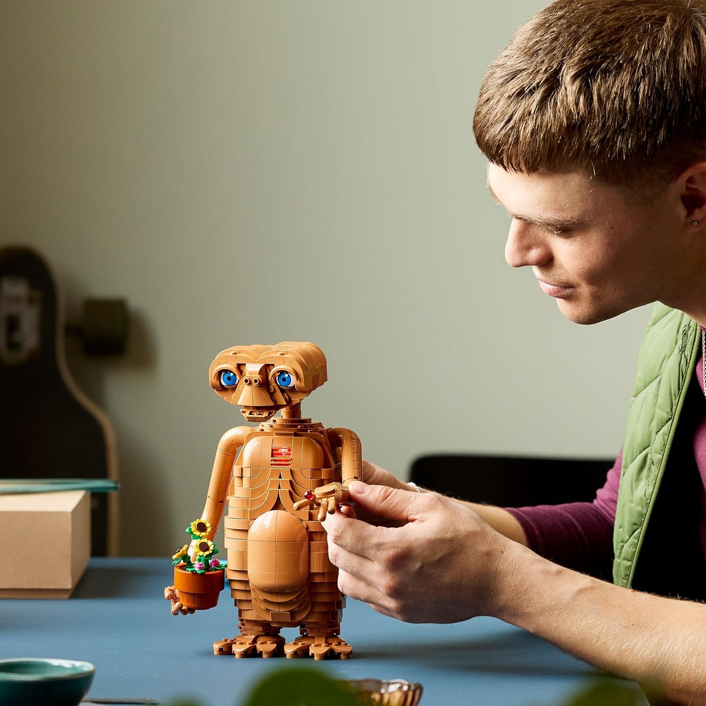LEGO Ideas E.T. o Extraterrestre – Kit de Modelo para Adultos, inclui Figura do Alienígena, Flores Artificiais em Vaso e Peça Luminosa – Presente Nostálgico para Fãs de Filmes de Ficção Científica – 21370