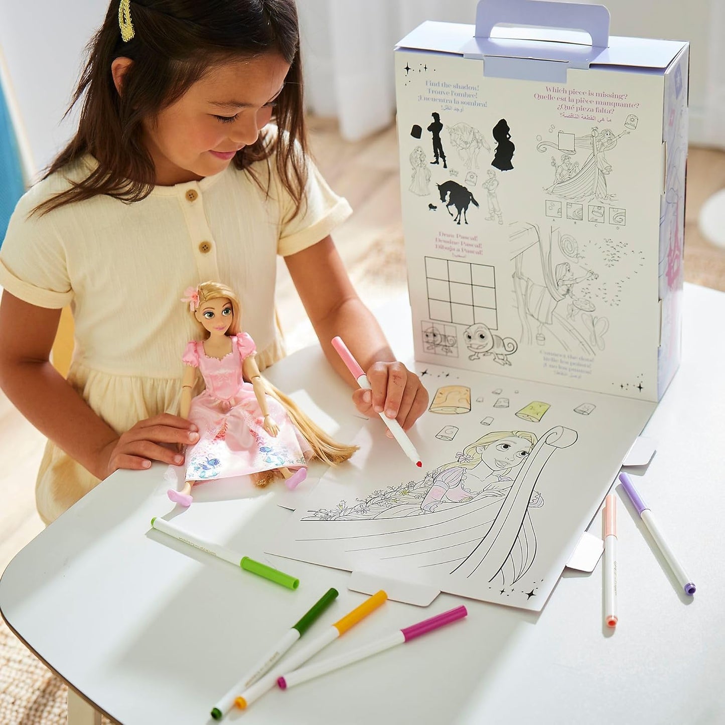 Disney Store Official Rapunzel Story Doll para crianças, Enrolados, 28 cm/11”, com Pascal, 2 roupas, acessórios, pacote de colorir e atividades e caixa que se dobra para um palco de brincadeira