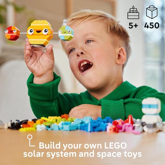 LEGO Classic Creative Space Planets Caja de ladrillos, juguetes de construcción del sistema solar con un cohete de juguete para niños, niños y niñas mayores de 5 años con modelos de la Tierra, el Sol, Saturno y figuras